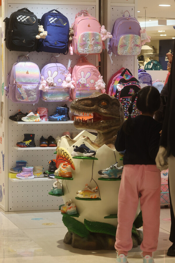 지난 7일 서울 한 백화점에서 아이들과 시민들이 신발과 가방을 살펴보고 있다. /연합뉴스