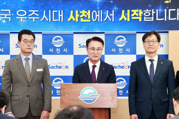 박동식 사천시장이 10일 시청에서 기자회견을 열고 있다. /이영호 기자