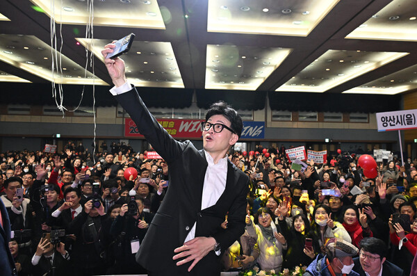 한동훈 국민의힘 비상대책위원장이 10일 창원컨벤션센터에서 열린 경남도당 신년인사회에서 당원들과 기념 사진을 찍고 있다. /김구연 기자