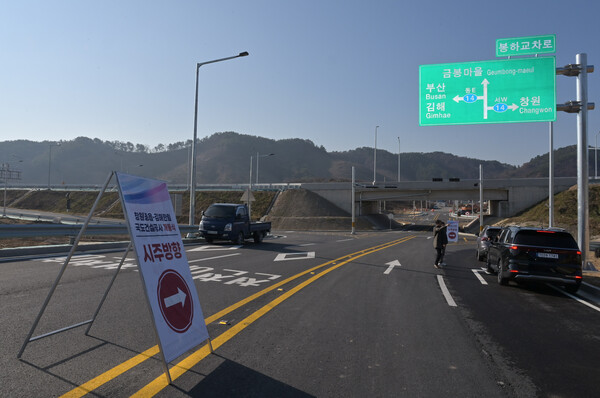 지난 12월 개통한 국도14호선 창원 동읍~김해 한림간 도로. 올해는 도로 14곳이 개통한다. /경남도