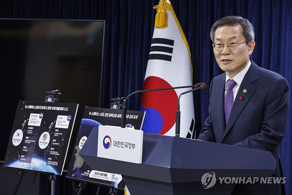 이종호 과학기술정보통신부 장관이 11일 오후 서울 종로구 정부서울청사에서 우주항공청 설립과 관련한 계획을 발표하고 있다. 지난 9일 국회 본회의에서 우주항공청 관련 법률안 3건이 통과돼 정부는 우주항공청 설립을 위한 후속 조치를 본격적으로 추진한다. /연합뉴스