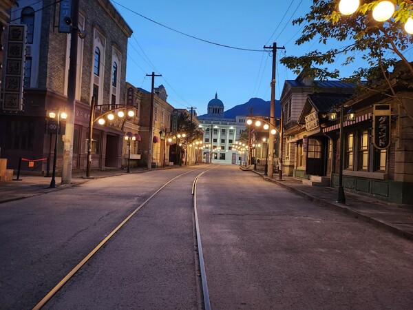 합천 8경에 새로 뽑힌 합천영상테마파크. 근대거리 야간 모습 /합천군