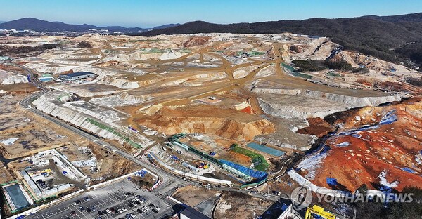 2047년까지 삼성전자와 SK하이닉스 등 민간 기업이 622조원을 투입하는 경기도 남부 일대 '반도체 메가 클러스터' 구축에 정부가 지원을 강화한다. 공사가 진행 중인 경기도 용인시 처인구 원삼면 용인반도체클러스터 부지 모습. /연합뉴스