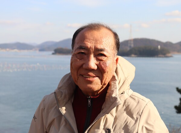 통영 바다 앞에 선 정영만 선생. /백솔빈 기자