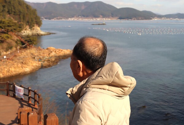 통영 바다를 바라보는 정영만 선생. /백솔빈 기자