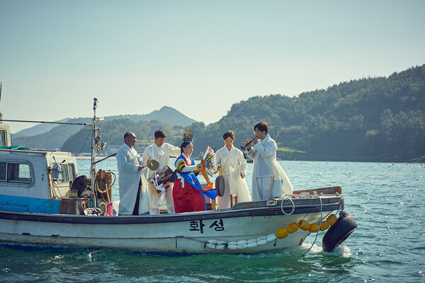 남해안별신굿을 진행 중인 정영만 선생과 이수자들. /남해안별신굿보존회