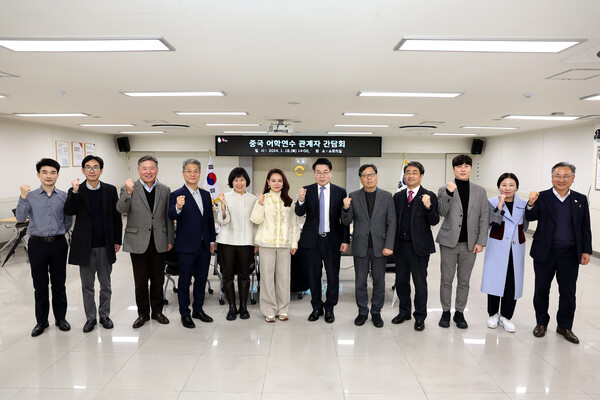 김해시는 18일 오후 2시 시청에서 중국 관계자와 김해지역 3개 대학 관계자들이 참여한 가운데 간담회를 열었다. /김해시