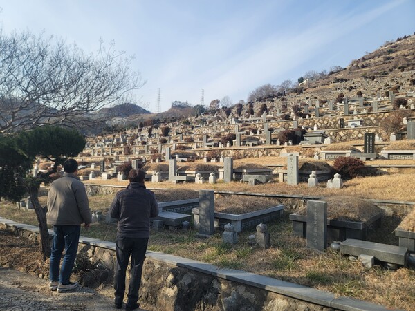 김해시는 ‘공원묘원 플라스틱 조화 근절사업’이 잘 지켜지고 있는지 살펴보고자 최근 지역 4개 전 공원묘원 현장 점검을 했다. /김해시