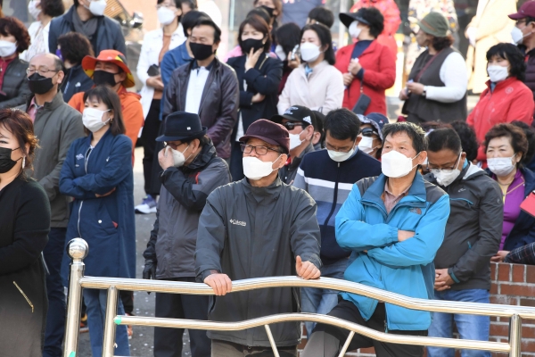 2020년 21대 총선 당시 김해시 삼계동 장신대역 앞 사거리에서 열린 한 후보 거리 유세를 유권자들이 듣고 있다. /경남도민일보DB