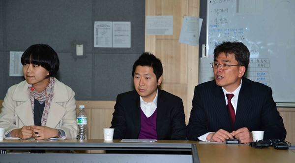 정운용(오른쪽 첫째) 인도주의실천의사협의회 부산경남 대표가 2013년 4월 10일 진주의료원을 방문해 진주의료원 폐업에 관한 입장을 밝히고 있다. /경남도민일보 DB