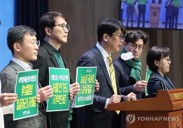 정의당 김준우 비상대책위원장이 25일 국회 소통관에서 기자회견을 열고 정의당-녹색당 지역소멸 정책 관련 1호 공약을 발표하고 있다. /연합뉴스