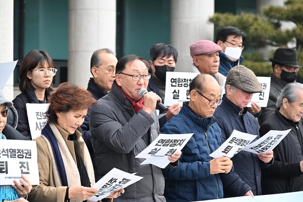 총선승리 경남연석회의 참가자들이 31일 경남도의회 앞에서 출범 기자회견을 열고 있다. /김구연 기자