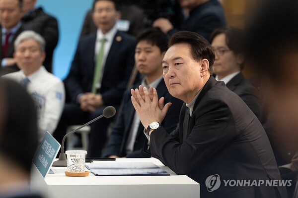 윤석열 대통령이 1일 경기도 성남시 분당서울대병원에서 열린 '국민과 함께하는 민생토론회-여덟 번째, 생명과 지역을 살리는 의료개혁'에서 참석자의 발언을 듣고 있다. /연합뉴스