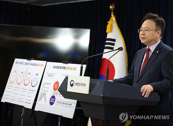 조규홍 보건복지부 장관이 1일 오후 서울 종로구 정부서울청사에서 국민과 함께하는 민생토론회 브리핑을 하며 필수의료 패키지에 대해 발표하고 있다. /연합뉴스