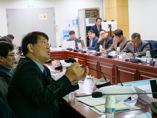 이창진 건국대 기계항공공학부 교수가 국회 글로벌혁신연구포럼(연구책임의원 최형두) 주최로 1일 국회 의원회관에서 열린 '대한민국 우주경제 백년대계 우주항공청 어떻게 만들 것인가' 토론회에서 발제를 하고 있다. /최형두 의원실
