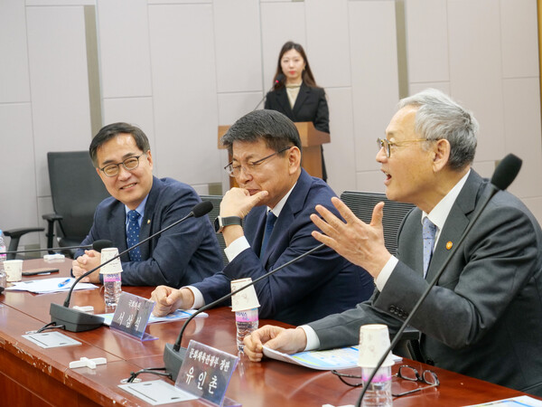 최형두·서삼석·양향자 의원이 공동주최한 '남해안권 관광산업 발전 특별법 여야 공동 정책토론회'가 1일 오후 국회 의원회관에서 열렸다. 유인촌 문화체육관광부 장관이 참석해 인사말을 하고 있다. /최형두 의원실