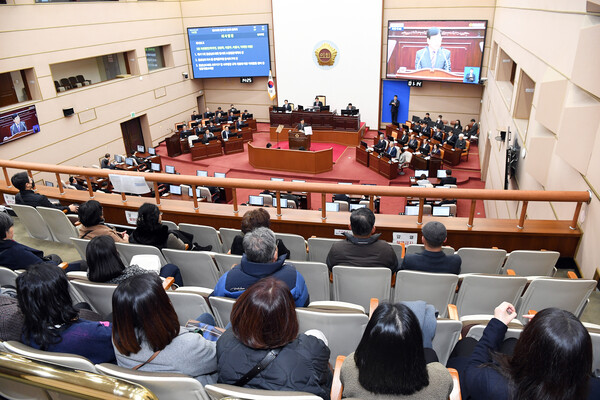 한국농아인협회 경상남도협회가 1일 경남도의회를 방문해 '농교육 정상화 촉구 대정부 건의안' 의결 과정을 지켜보고 있다. 박남용(국민의힘·창원7) 경남도의원이 대표 발의한 '한국수어를 중심으로 하는 농교육 정상화 촉구 대정부 건의안’은 이날 도의회에서 통과됐다. /경남도의회