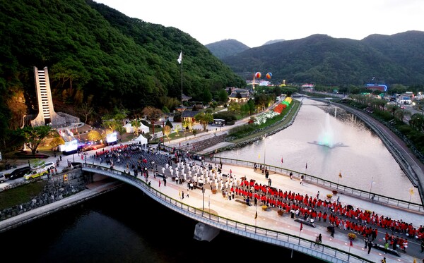 의병의 성지 의령 홍의장군축제가 4월 18~21일 의령 서동생활공원에서 열린다. 사진은 지난해 축제 모습. /의령군