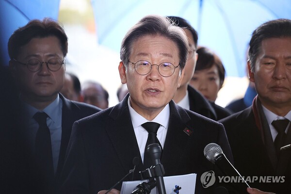 더불어민주당 이재명 대표가 5일 오전 광주 북구 국립 5·18 민주묘지에서 긴급 기자회견을 하고 있다. /연합뉴스