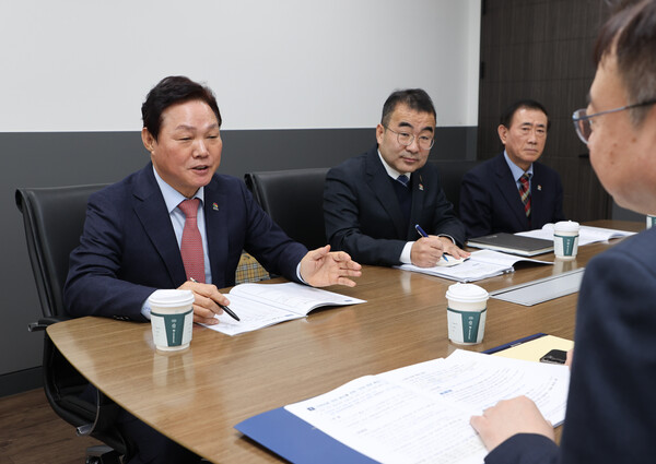 박완수 경남도지사는 1월 31일 조규홍 보건복지부 장관을 만나 경상국립대 의과대 정원 증원을 요청했다. /경남도