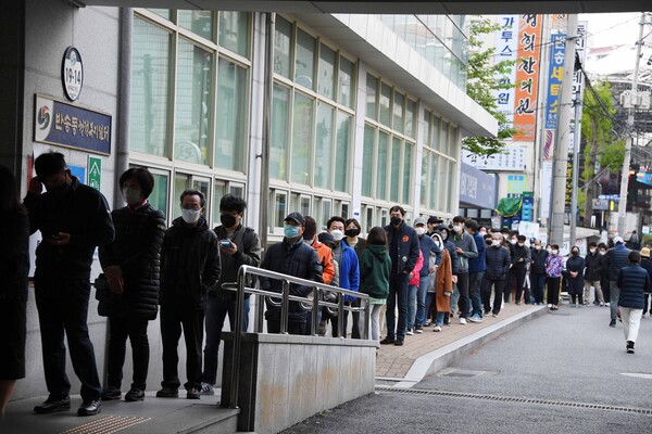 2020년 4월 21대 국회의원선거 창원시 성산구 반송동행정복지센터 투표소에서 유권자들이 길게 줄을 서서 투표순서를 기다리고  있다. /경남도민일보DB