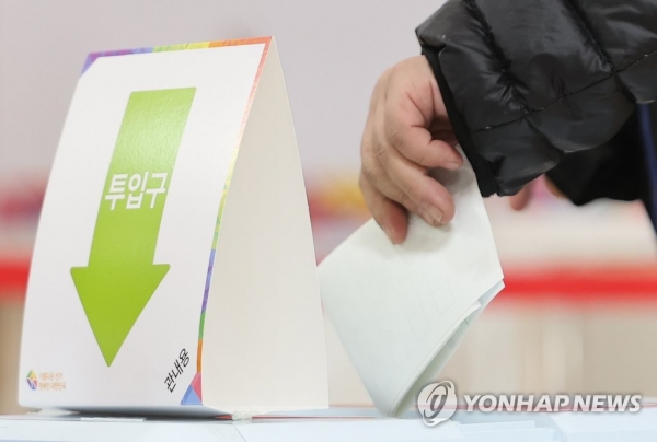 지난해 6·1 지방선거와 국회의원 보궐선거의 사전투표일인 27일 오전 서울 중구 다산동 사전투표소에서 한 유권자가 투표하고 있다. /연합뉴스