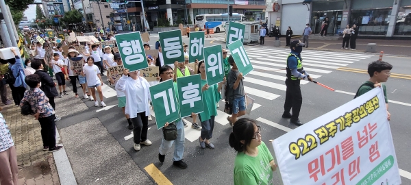 진주 대곡초교·관봉초교·수곡초교·갈전초교, 산청 민들레학교, 진주기후위기비상행동이 22일 오전 진주시청 앞에서 옛 진주역 일호광장까지 기후정의행진을 하고 있다. / 진주기후위기비상행동