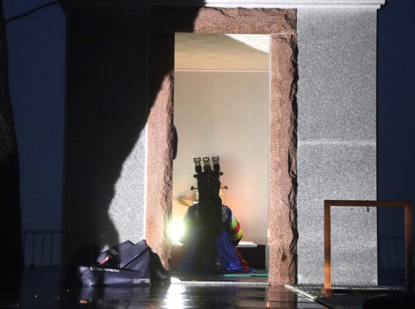 지난 15일 윗당산에서 산신제를 지내고 있는 무당. 산신제는 자연 신에게 예와 정성을 갖추어 기도하는 굿이다./백솔빈 기자