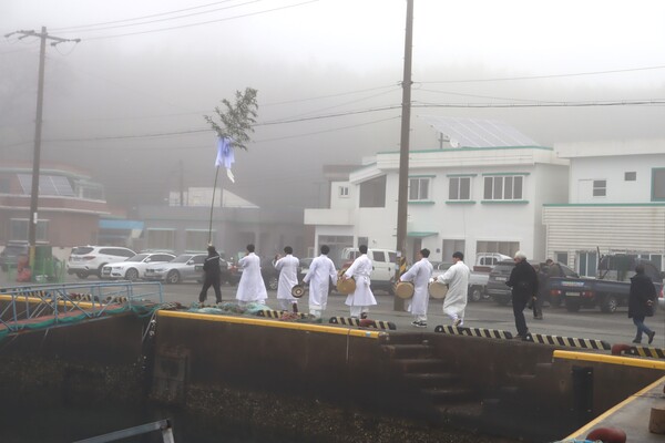 15일 사단법인 국가무형 유산 남해안 별신굿 공개 행사 죽림마을 별신굿 중 본청에 가기 전 마을 곳곳을 돌려 신들을 깨운다./백솔빈 기자