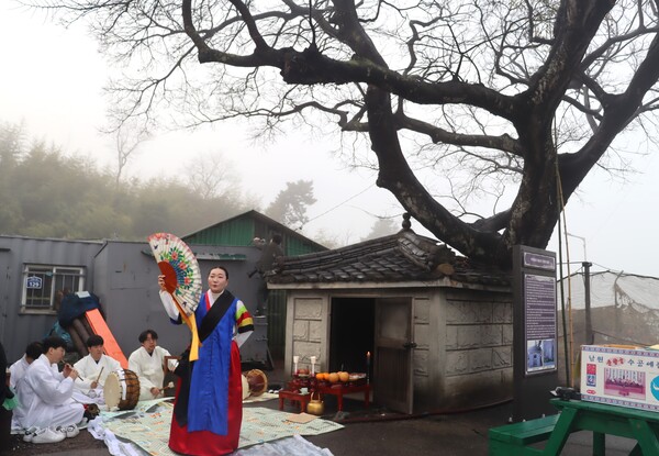 15일 사단법인 국가무형 유산 남해안 별신굿 공개 행사 죽림마을 별신굿 중 죽림마을 미륵불을 모신 할미당 앞에서 할미당굿이 열리고 있다./백솔빈 기자