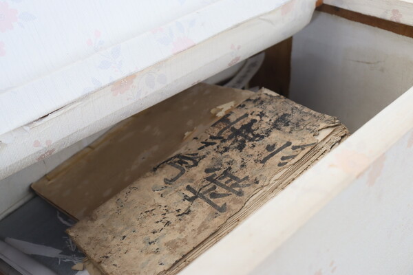 지동궤에 담긴 죽림마을 대소사가 기록된 문서. 250여 년 동안 전해지고있다./백솔빈 기자