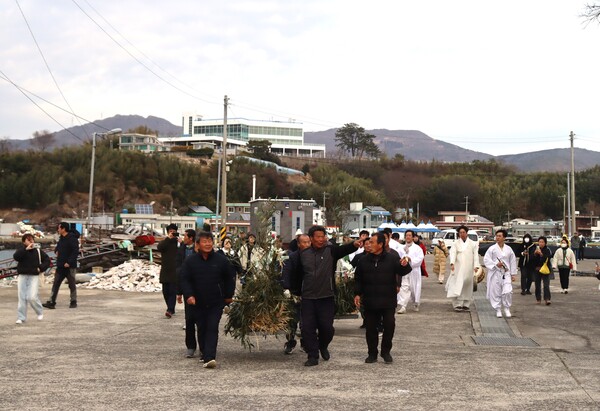 거제 죽림마을 별신굿 중 띠배를 띄우려 바다로 향하는 사람들./백솔빈 기자