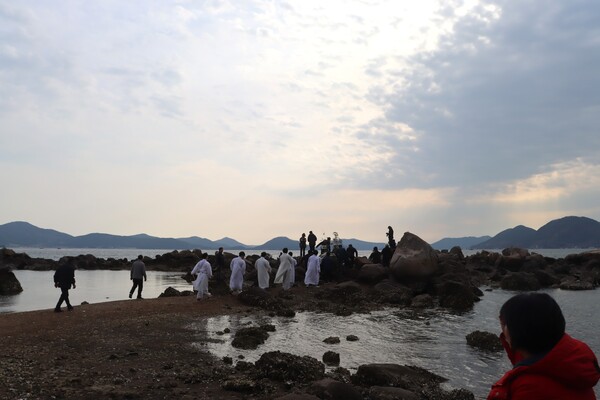 거제 죽림마을 별신굿 중 띠배를 띄우려 바다로 향하는 사람들./백솔빈 기자