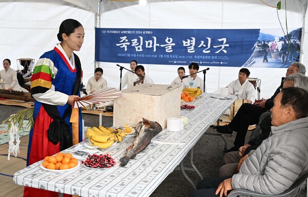 사단법인 국가무형 유산 남해안 별신굿 공개 행사 죽림마을 별신굿이 15일 거제시 거제면 죽림마을 회관 앞에서 열리고 있다. 마을 어른들 앞에 있는 것이 250여 년간 마을 기록을 담은 지동궤. /김구연 기자