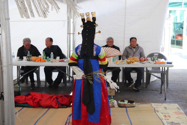 15일 사단법인 국가무형 유산 남해안 별신굿 공개 행사 죽림마을 별신굿 중 굿판 상석에 앉은 마을 어르신. /이서후 기자 