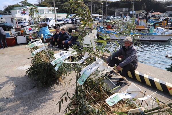 거제 죽림마을 별신굿 중 띠뱃놀이에 쓰이는 띠배. 대나무와 짚으로 만들었다. /이서후 기자