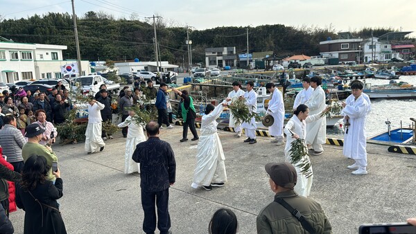 거제 죽림마을 별신굿 중 띠뱃놀이에서 춤을 추는 무녀들 ./이서후 기자