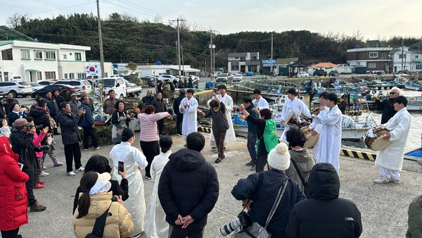 거제 죽림마을 별신굿 중 춤을 추는 마을 주민들./이서후 기자