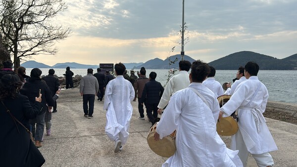 거제 죽림마을 별신굿 중 띠배를 띄우려 바다로 향하는 사람들./이서후 기자
