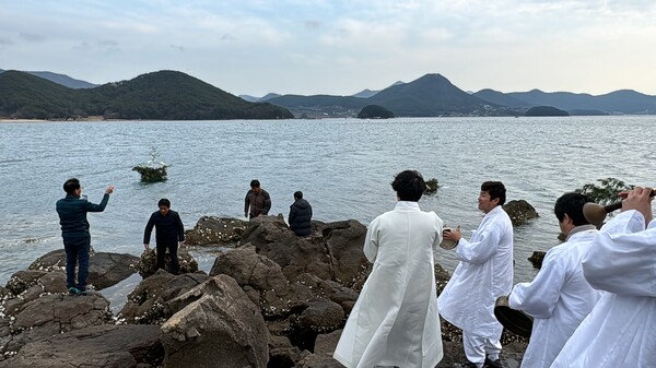 거제 죽림마을 별신굿 중 띠배를 바다에 띄우는 주민들. /이서후 기자