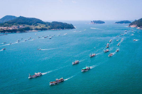 남해군 어민들이 지난달 30일 미조항에서 일본 후쿠시마 원전 오염수 방류 결정에 항의하는 해상집회를 열었다. /남해군