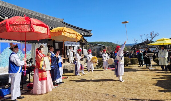 지난해 함양문화원이 개최한 '고택의 향기에 젖다' 행사 모습. /함양문화원