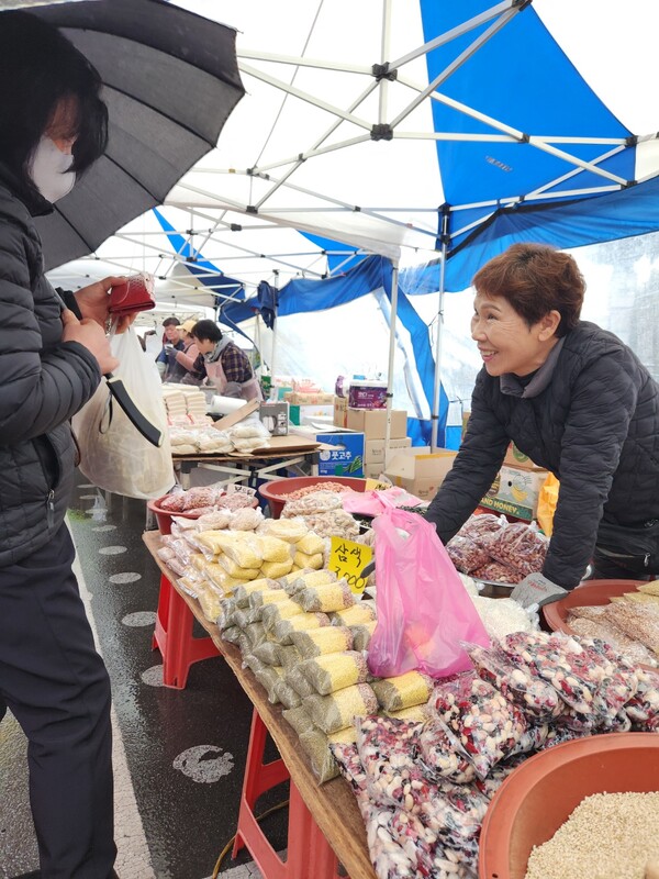 20일 함안 가야시장에서 한 상인이 대보름을 앞두고 조, 수수, 기장 등의 곡물을 판매하고 있다./우귀화 기자