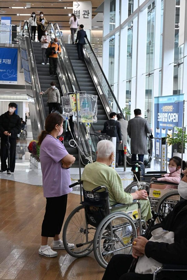 의과대학 정원 확대에 반발하며 전공의들이 집단 사직 단체행동에 들어간 20일 창원시 마산회원구 삼성창원병원이 정상 진료를 하고 있다. 입원 환자들이 1층에서 휴식하고 있다. /김구연 기자