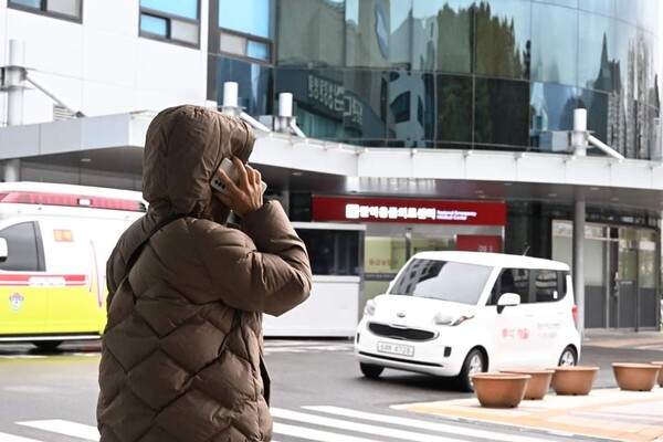 의과대학 정원 확대에 반발하며 전공의들이 집단 사직 단체행동에 들어간 20일 창원시 마산회원구 삼성창원병원이 정상 진료를 하고 있다. 진료를 마치고 나오던 시민이 전화하고 있다. /김구연 기자