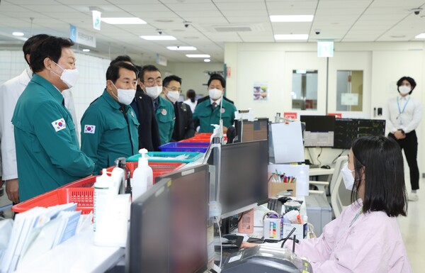 박완수 지사는 21일 양산부산대병원을 찾아 비상진료체계 유지를 당부했다. /경남도