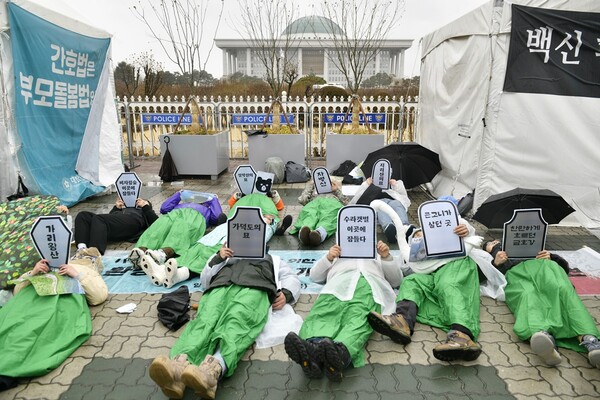 지난 15일 서울 여의도 국회의사당 앞에서 전국 108개 시민단체로 구성된 '환경영향평가 제도 개선 전국연대'가 출범식을 열고 퍼포먼스를 하고 있다. /환경운동연합