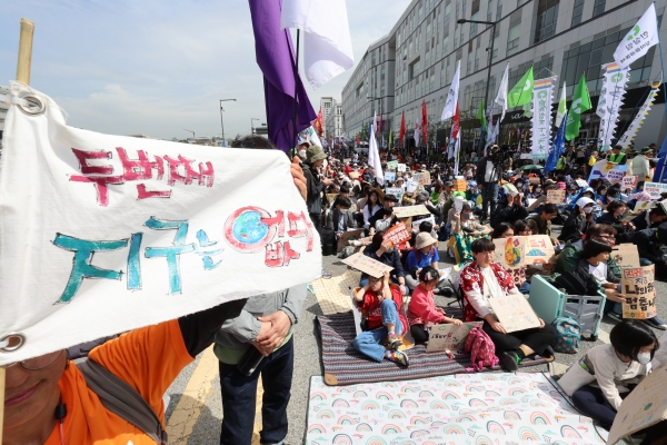 414기후정의파업 조직위원회가 지난해 세종시 정부세종청사 탄소중립녹색성장위원회 인근에서 탈석탄 탈핵 추진 등 6대 핵심 요구 수용을 촉구하는 집회를 열고 있다. /연합뉴스