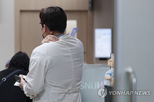 정부가 보건의료재난 위기경보를 최상위 단계인 '심각'으로 상향한 23일 서울의 한 대학병원에서 의료진이 어깨를 주무르고 있다. /제휴뉴스