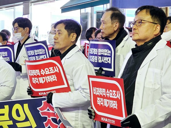 22일 오후 7시 창원 성산구 용호동 정우상가 앞에서 의사들이 궐기대회를 열고 있다. /최석환 기자